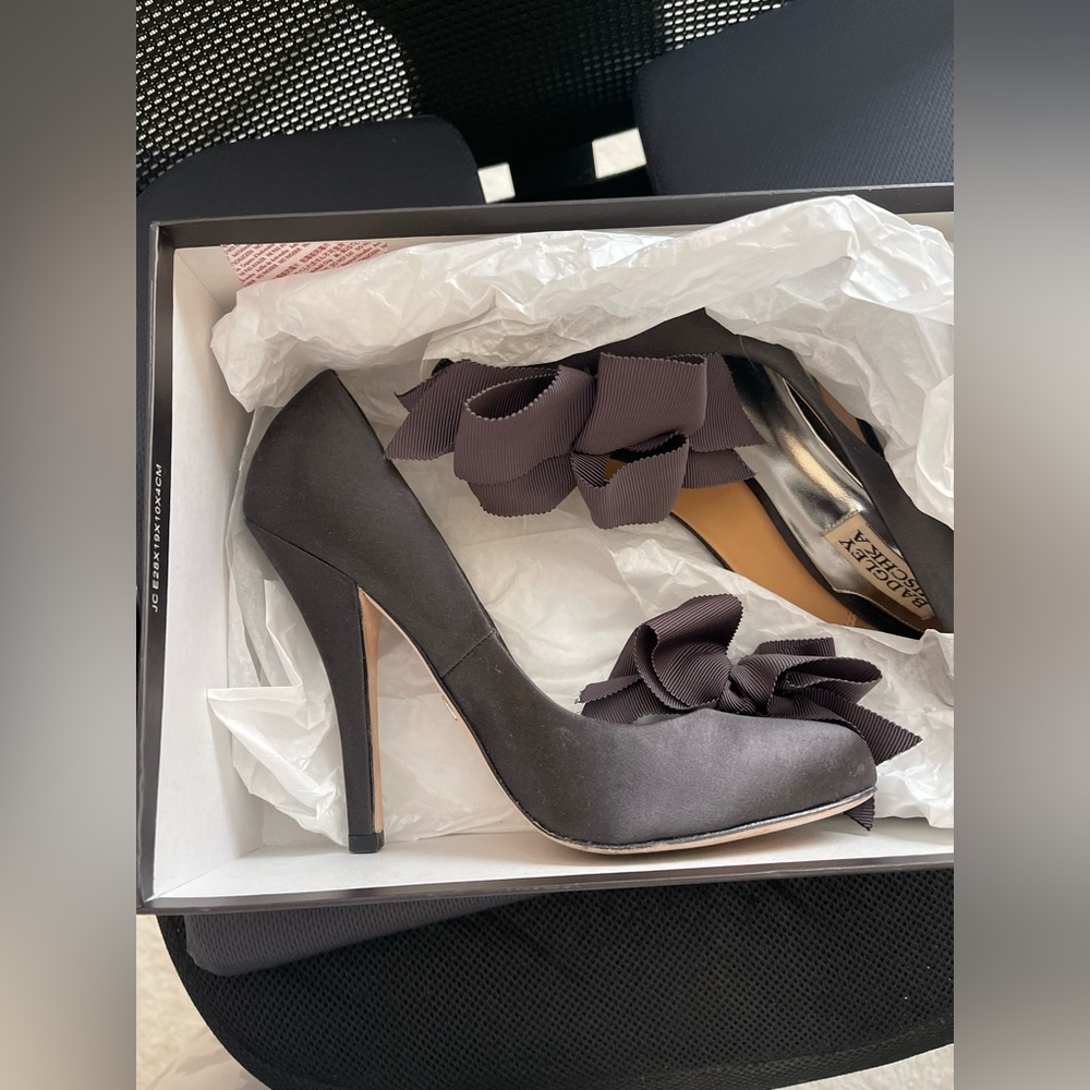 Badgley Mischka “Karlisle” bow heel pumps size 7 OBO vintage 2010s